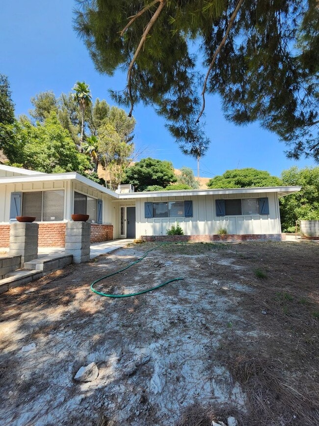 Building Photo - Newly Renovated! Spacious 4-Bed, 2-Bath Ho...