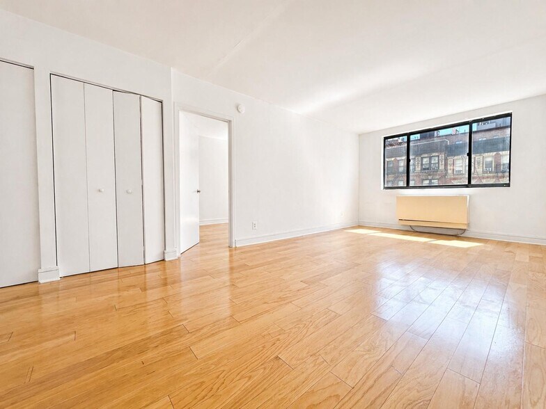 Building Photo - 323 W 96th St