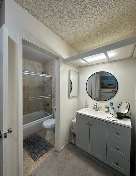 Changing room/ bathroom - 3238 Ashford St