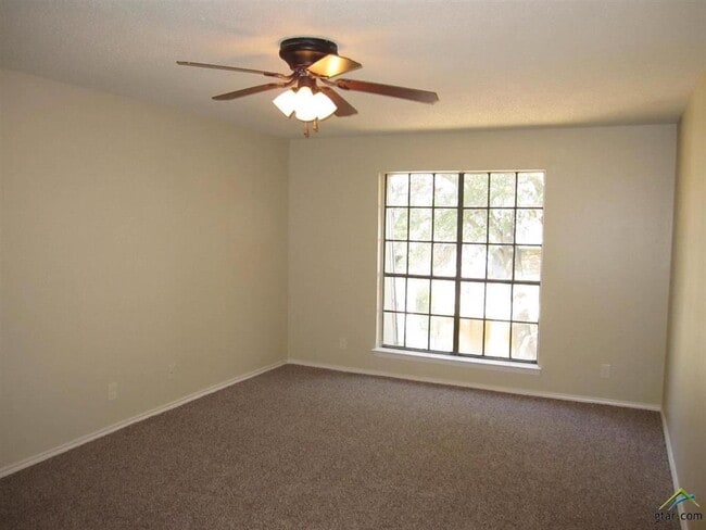 Building Photo - 323 Top Hill Dr