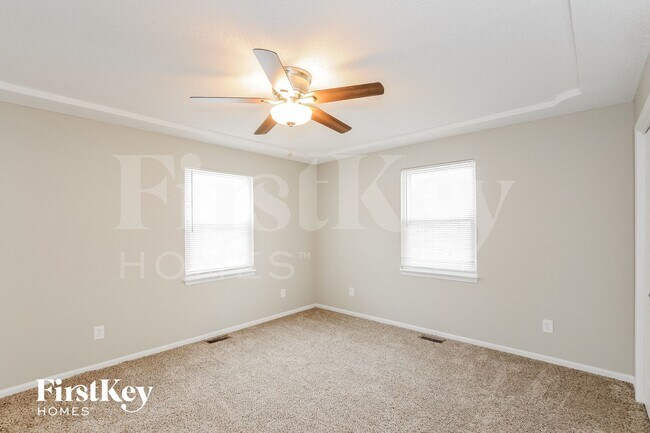 Building Photo - 2116 NE Cromwell St