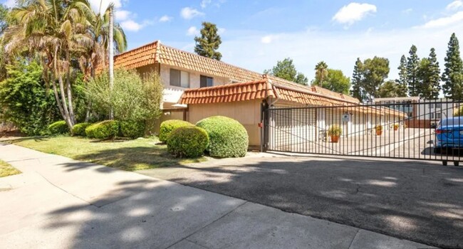 Primary Photo - 3bed/2.5bath + Garage Townhome in Tarzana-...