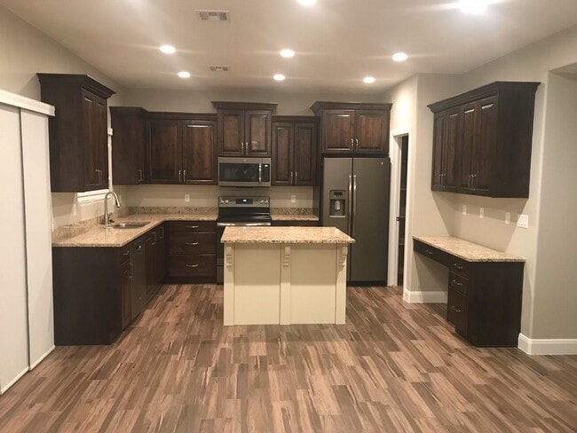 Building Photo - Beautiful 3 bedroom, 2.5 bathroom townhome in St George!