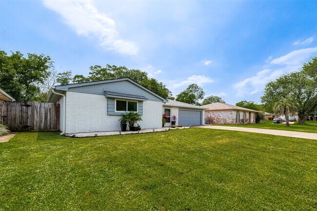 Building Photo - 16614 Forest Bend Ave