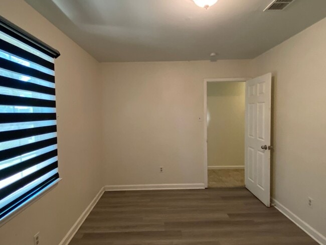 Building Photo - ***$500 off First Full Months rent with mo...