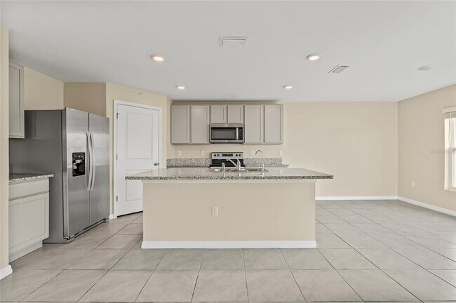 Building Photo - 16847 Delia St