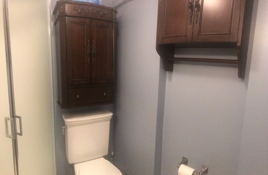 Bathroom - 82 High St