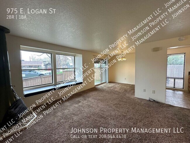 Building Photo - 975 E Logan St