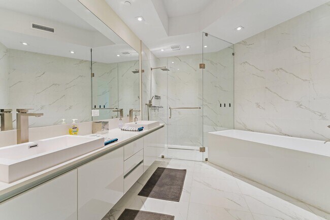 Building Photo - 3100 N Ocean Dr