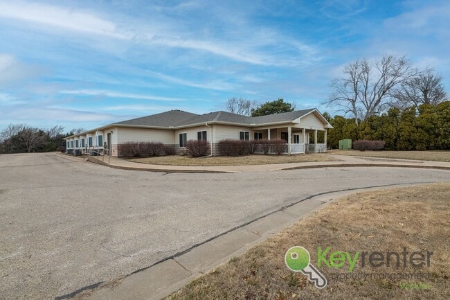 Building Photo - 1411 S Douglas Ave