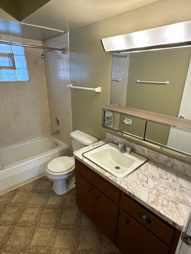 Full Bathroom - 10627 W Wabash Ave