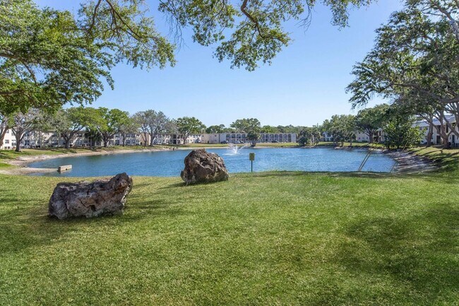 Building Photo - Armature Lake- 1/1-C