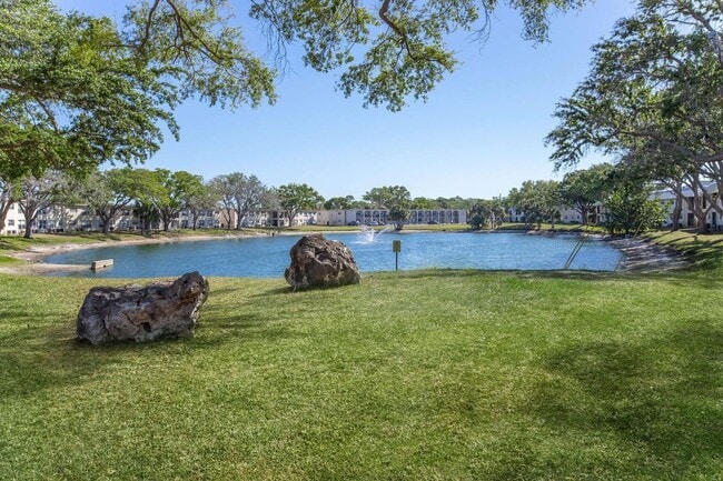 Building Photo - Armature Lake- 2/2