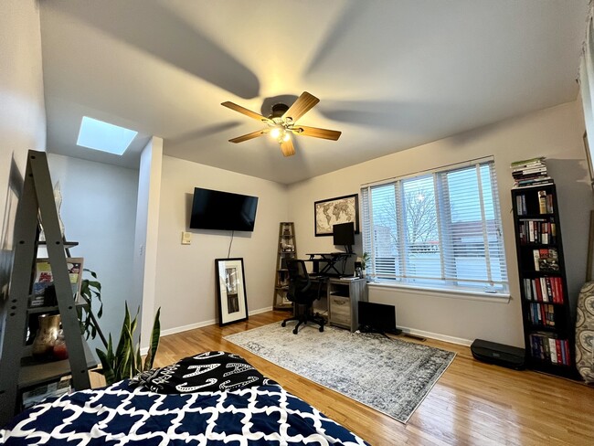 Building Photo - 2427 N Clybourn Ave