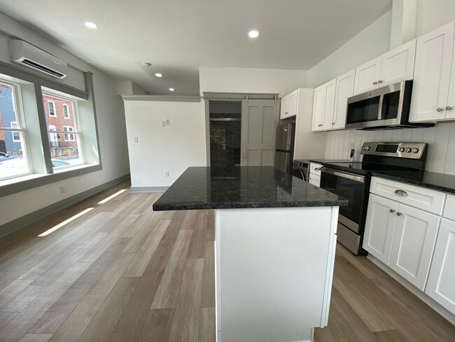 Building Photo - 627 Manor St