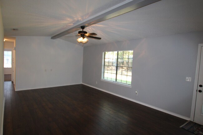Building Photo - Coming Soon: Stunning 2 bedroom, 2 bath home in Whitehouse ISD!