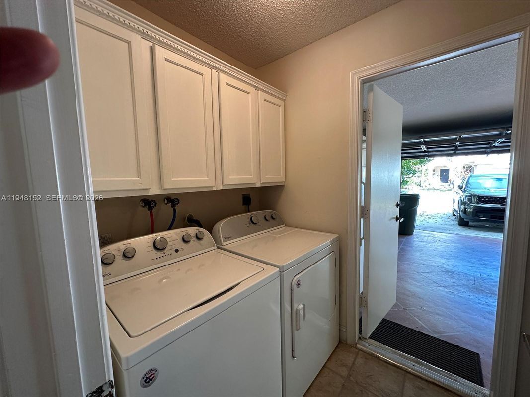 Building Photo - 4192 Laurel Ridge Cir