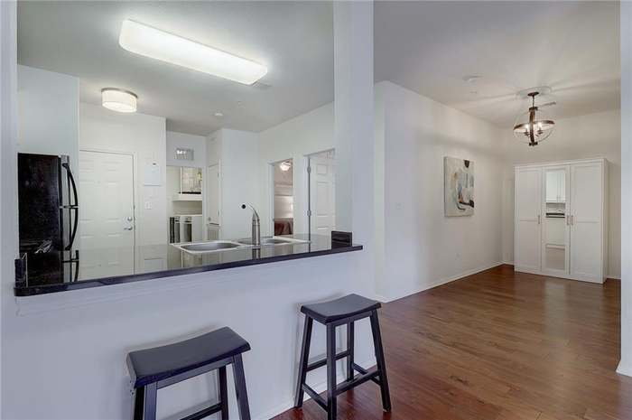 Building Photo - 910 W 25th St