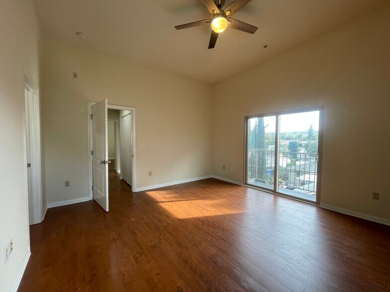 Building Photo - 15024 Magnolia Blvd