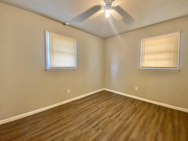 Building Photo - 3 bed 1 bath now available