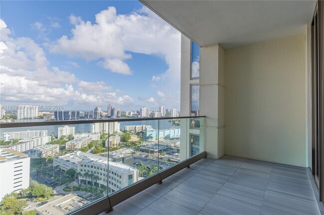 Building Photo - 17901 Collins Ave