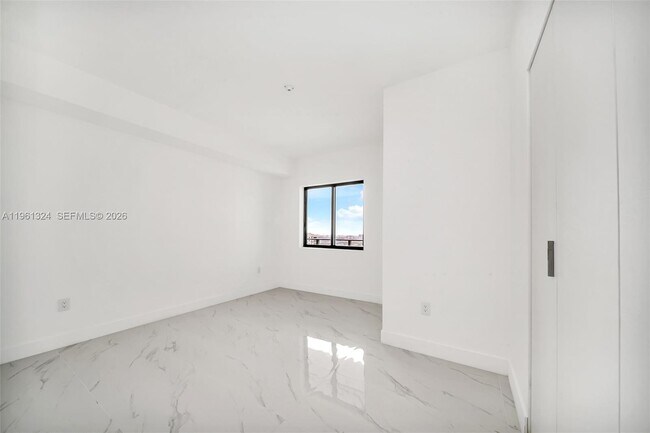 Building Photo - 700 NE 24th St