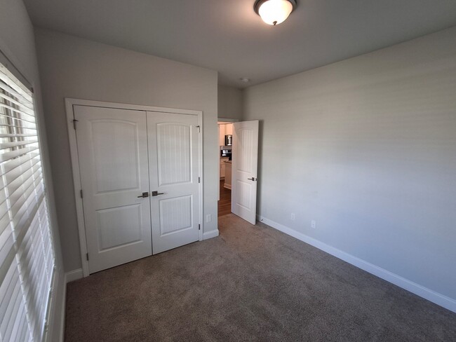 Building Photo - 106 Sartain St