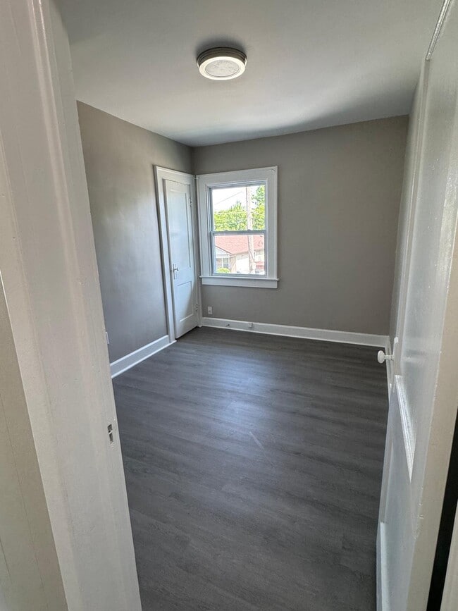 Building Photo - 445 W 25th St