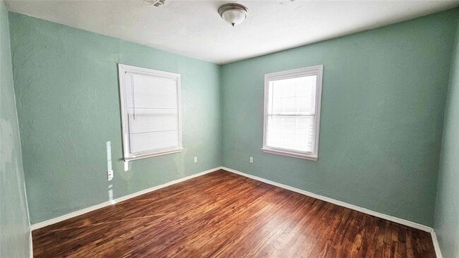 Building Photo - 135 W Lilac Ln