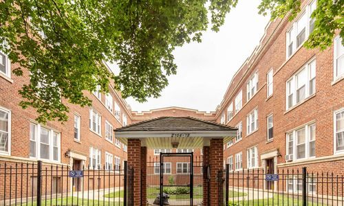 Building Photo - 7502 N Hoyne Ave