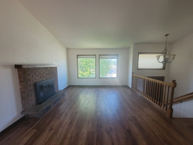 Building Photo - Stylish Split-Level in Central Kennewick w...
