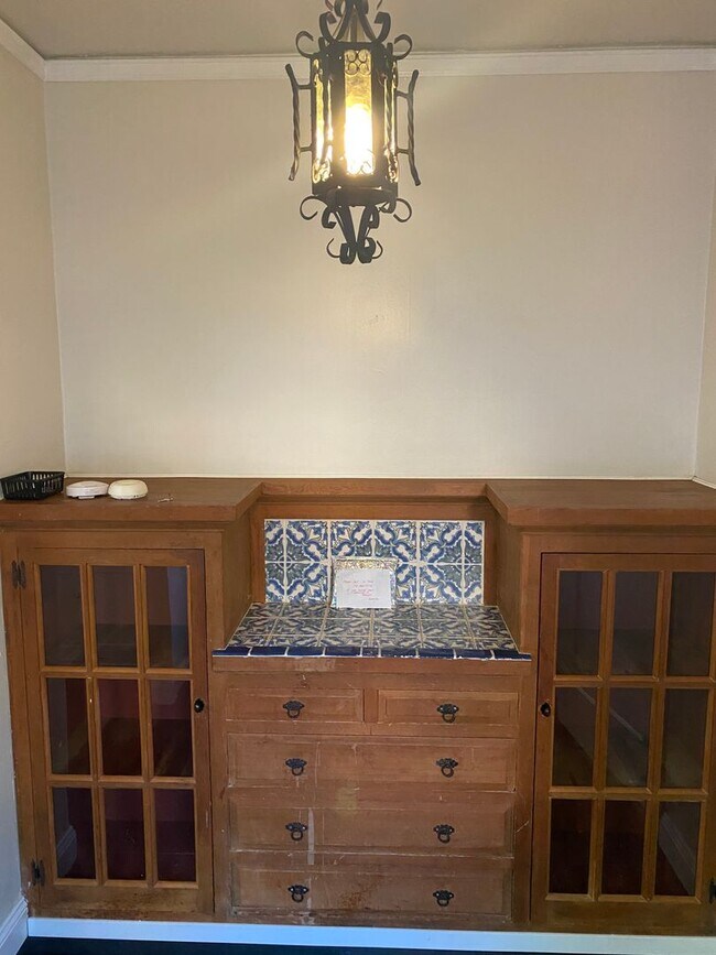 Building Photo - Charming Mediterranean Circa 1937 House