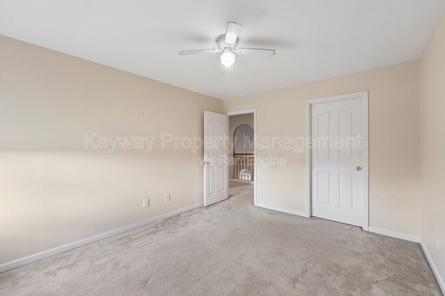 Building Photo - 4890 Somerset Dr