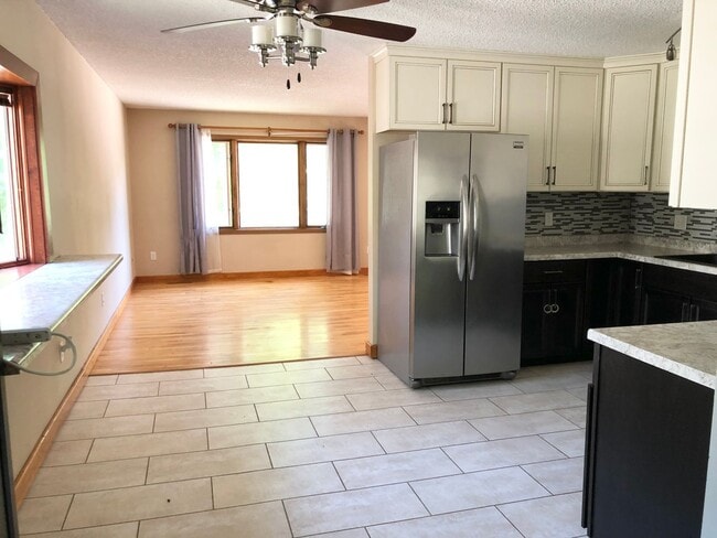Building Photo - $3000|5 Bedroom 3 Bath |Fenced Backyard| Deck| Laundry| Basement