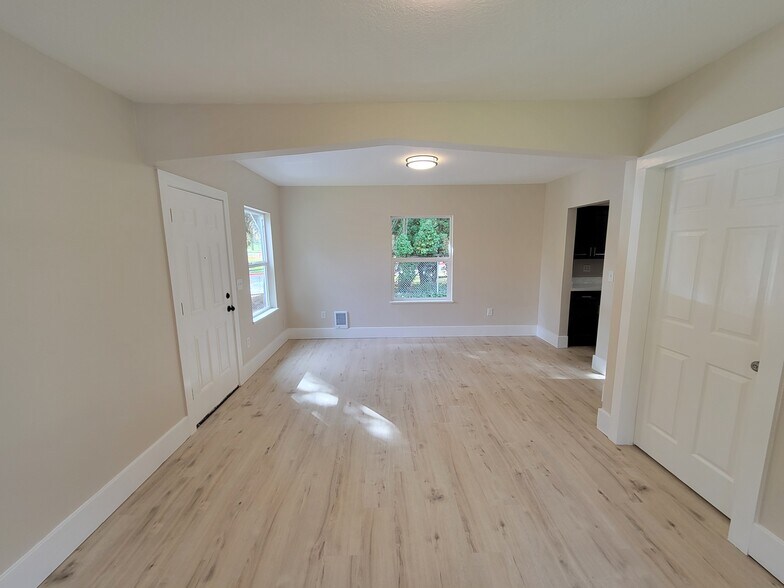 Building Photo - 12835 SW Grant Ave