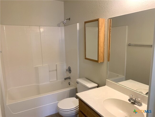 Building Photo - 105 Valley Cir