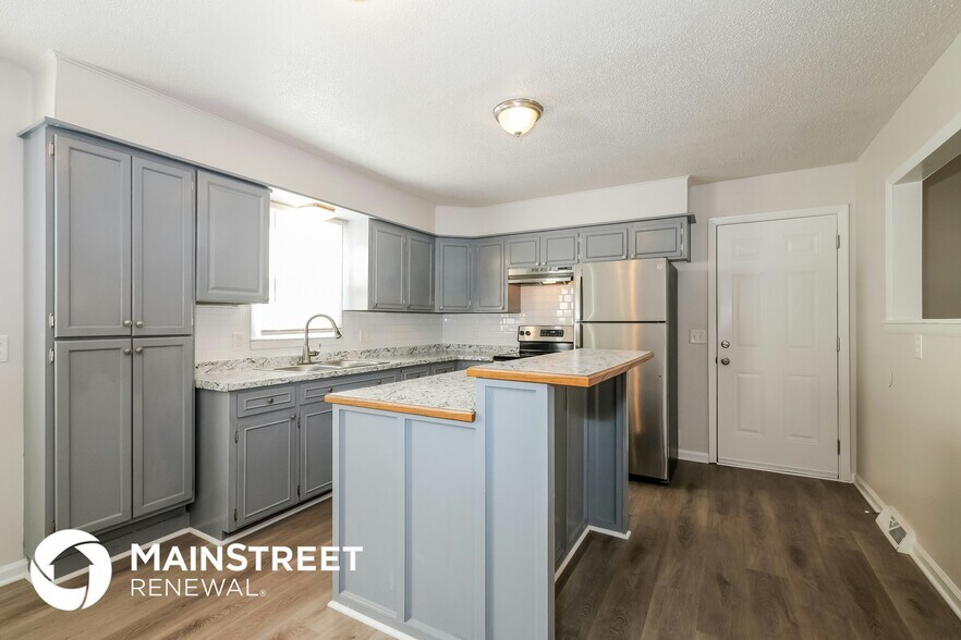 Building Photo - 403 E 9th St