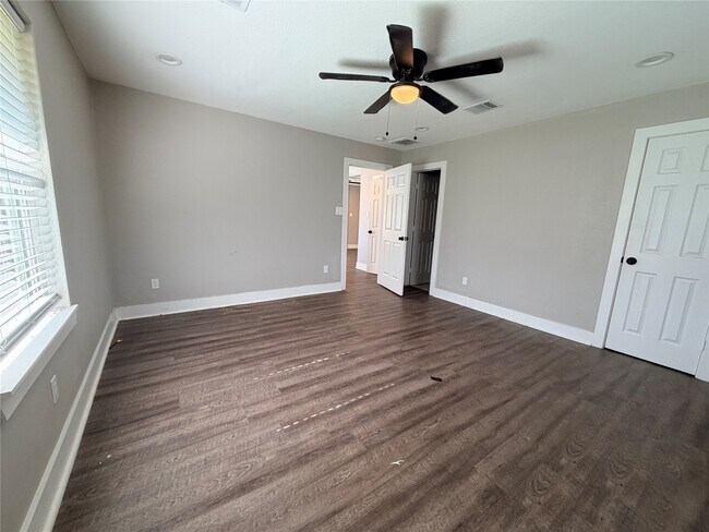 Building Photo - 5105 Oak Ave