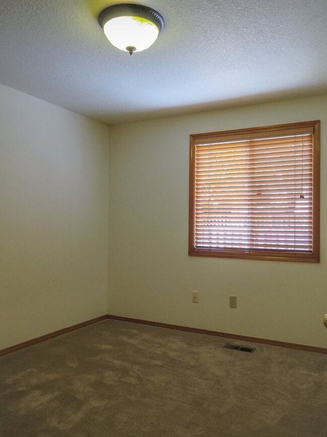 Building Photo - Charming 3 bedroom 2 bathroom home availab...