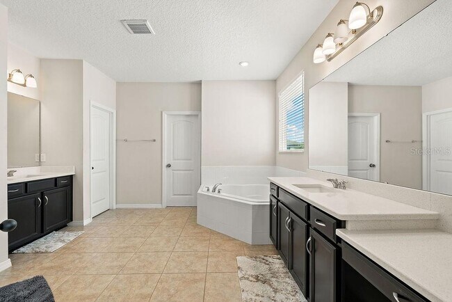 Building Photo - 9586 Meadow Hunt Way