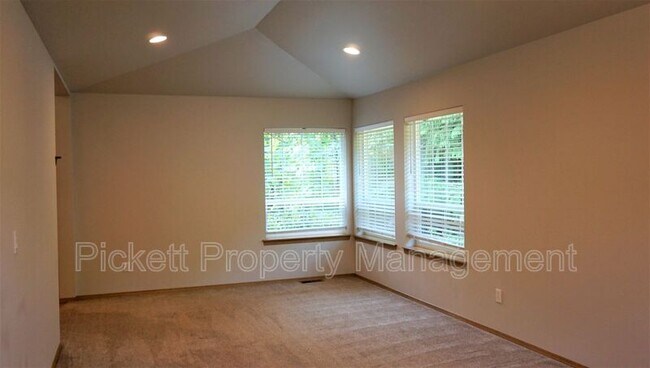 Building Photo - 2500 NE Helm St