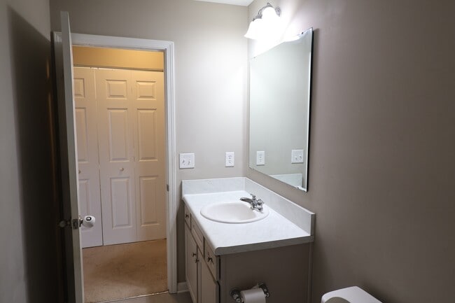 Building Photo - 1899 Lakecrest Dr