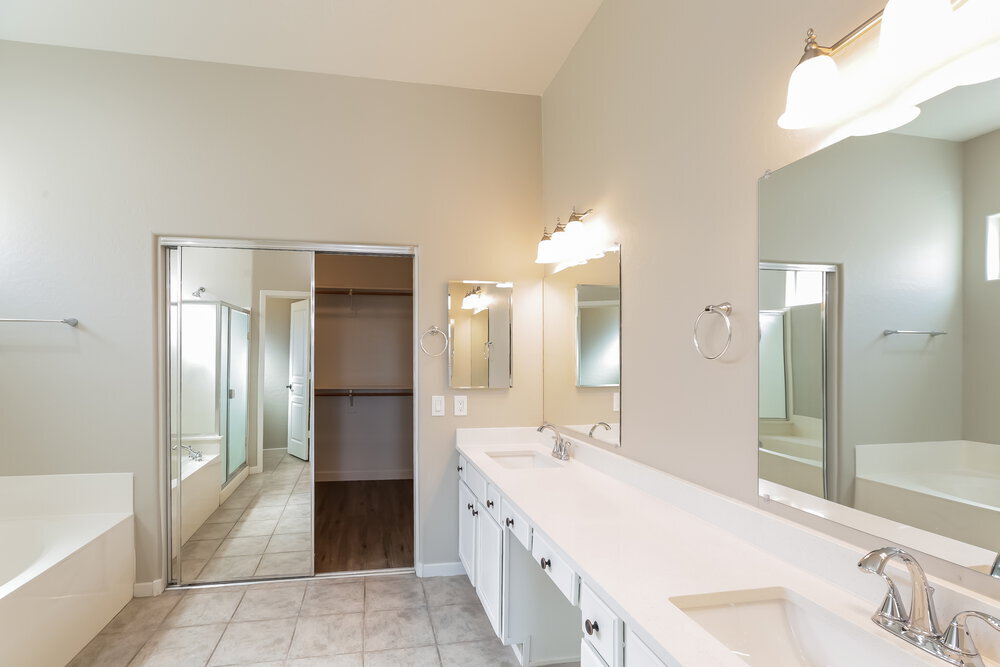 Building Photo - 2102 E Fawn Dr