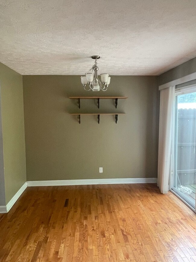Building Photo - Three Bedroom Townhome