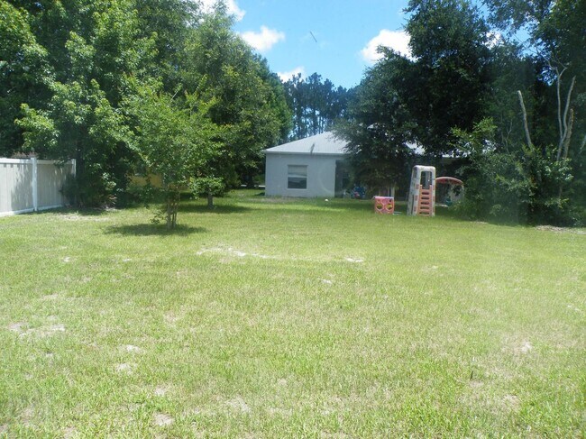 Building Photo - 17 Philmont Ln