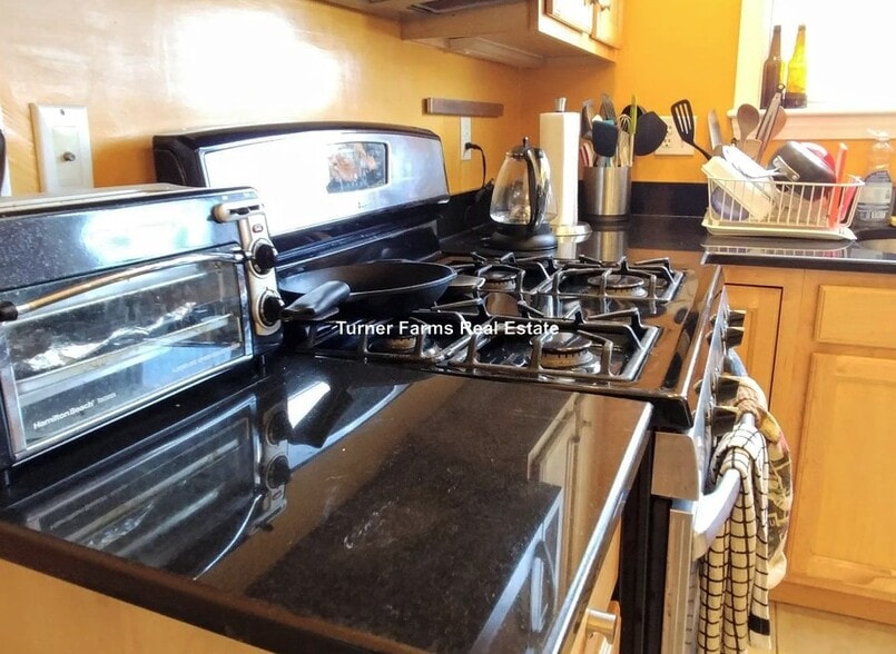 Building Photo - 84 Line St