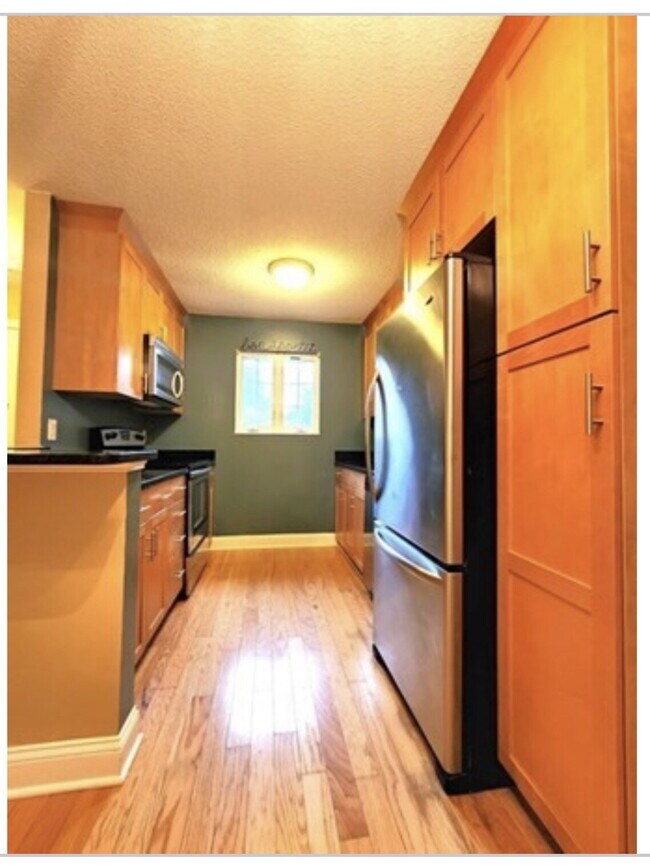 Building Photo - Beautiful two bedroom townhouse in the quiet town of Easton