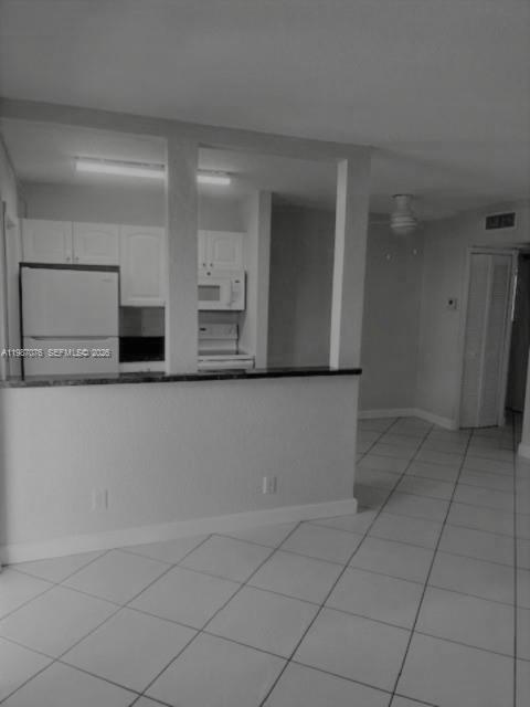 Building Photo - 5050 Bayview Dr