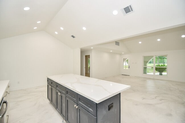 Building Photo - 6914 Evergreen St