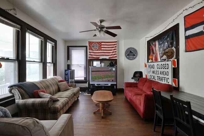 Building Photo - GREAT OSU SOUTH CAMPUS LOCATION - Ridiculously Nice back deck and off-street parking for everyone